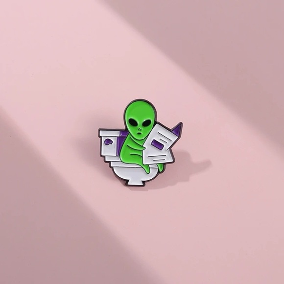 Green Alien Enamel Pin Weirdcore Alien Brooch – Funny Sci-Fi Geek jewelry - Picture 4 of 8